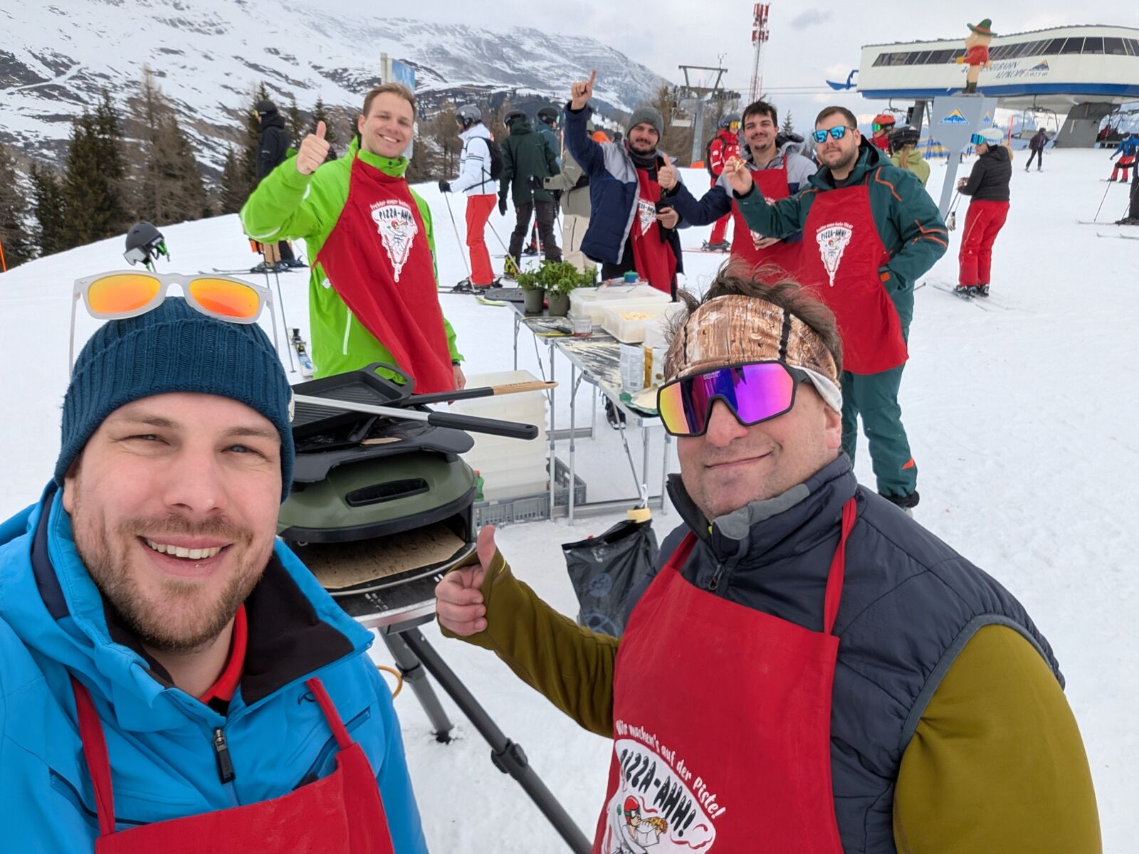 Die Crew mit Pizzaofen auf der Piste