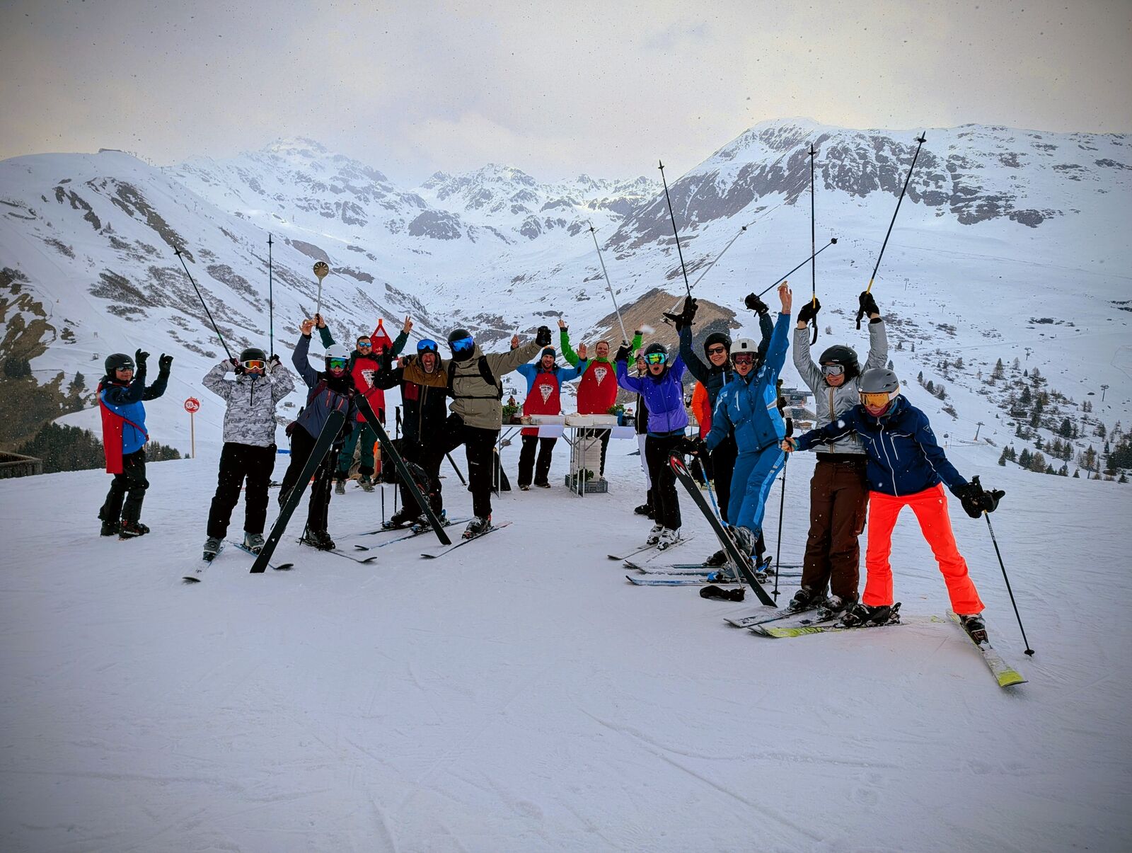 Die ganze Crew - Gruppenfoto auf der Piste