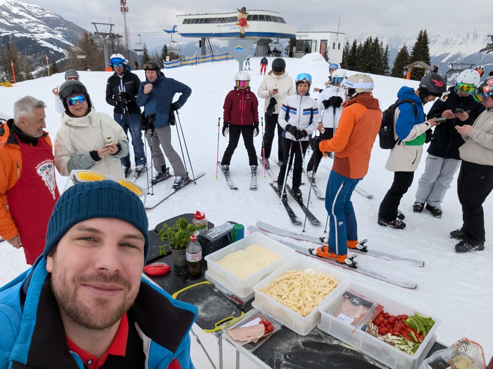 Skifahrer stehen Schlange für Pizza